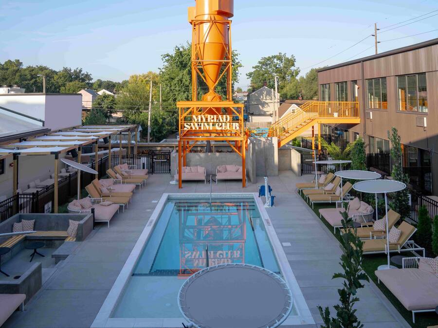 Una piscina al aire libre, cabañas de piscina gratuitas, sombrillas