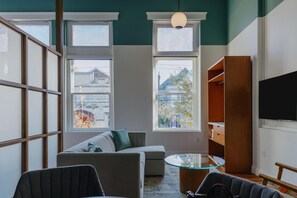 Studiosuite, 1 King-Bett, barrierefrei, Badewanne | Wohnbereich