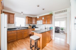 Frigorífico, microondas, horno y placa de cocina