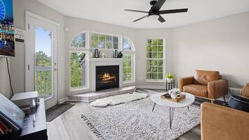 Una Smart TV, una chimenea, videojuegos, una biblioteca de música