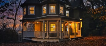 PET FRIENDLY! Victorian Home with Mountain Views! Free Tickets!