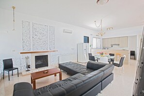 Villa, 4 Bedrooms, Private Pool, Garden View | Interior