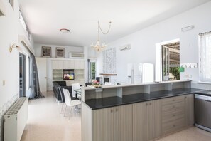 Villa, 4 Bedrooms, Private Pool, Garden View | Interior