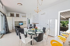 Villa, 4 Schlafzimmer, eigener Pool, Gartenblick | Speisen