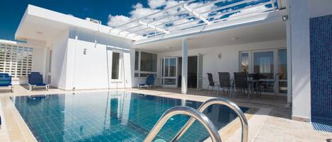 حمّام سباحة خارجي