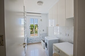 Villa, 4 Bedrooms, Private Pool, Garden View | Interior