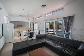 Villa, 4 Bedrooms, Private Pool, Garden View | Interior