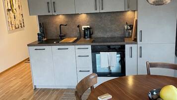 Fridge, oven, stovetop, dishwasher