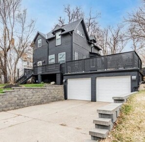 Exterior - Gorgeous Midtown 3 Bedroom Home (Omaha)