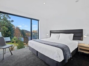2 bedrooms, desk, iron/ironing board, WiFi