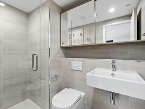 Ducha, secador de pelo y toallas