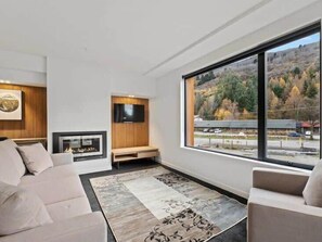 Télévision, cheminée, chaîne hi-fi, espaces bureaux