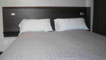 Chambre Double Classique | Literie de qualité supérieure, décoration personnalisée, bureau