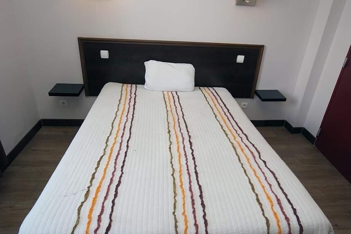 Ropa de cama de alta calidad, escritorio y wifi gratis