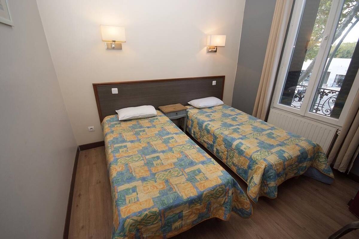 Habitación clásica con 2 camas individuales, para no fumadores, vista a la ciudad | Ropa de cama de alta calidad, escritorio y wifi gratis