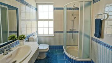 Een haardroger, handdoeken, toiletpapier