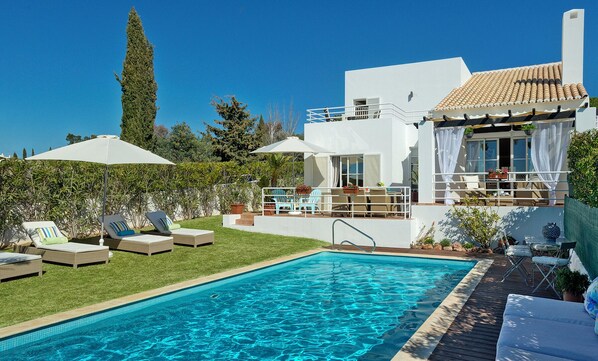 Utendørsbasseng og et oppvarmet basseng