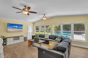 Smart TV, table football, ping pong - Central Vero House 6/3 with Heated Pool (Vero Beach)