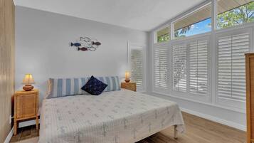 6 bedrooms, desk, travel cot, WiFi