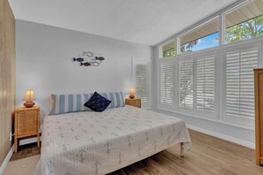 6 bedrooms, desk, travel cot, WiFi