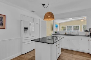 Geladeira, micro-ondas, fogão, cooktop