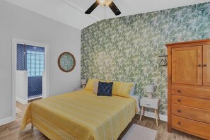 6 bedrooms, desk, iron/ironing board, travel cot - Central Vero House 6/3 with Heated Pool (Vero Beach)