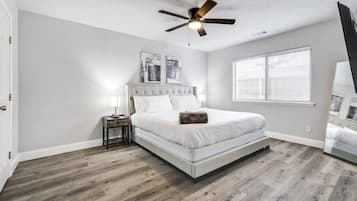 5 habitaciones, escritorio y tabla de planchar con plancha