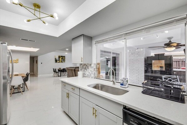 冰箱、微波炉、烤箱、炉灶