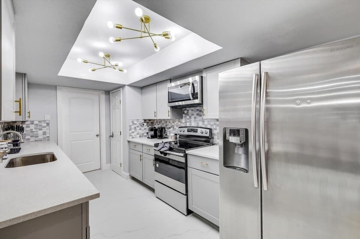 Kylskåp, mikrovågsugn, ugn och spishäll