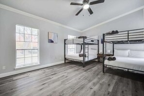 5 habitaciones, escritorio y tabla de planchar con plancha 