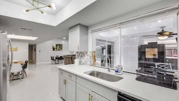 KylskÄp, mikrovÄgsugn, ugn och spishÀll