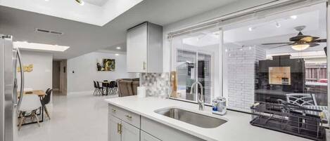 Refrigerador, microondas, horno y parrilla de estufa