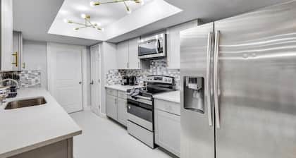Luxurious 5BR/2B Home with Pool, Grill, Sauna & Game Room