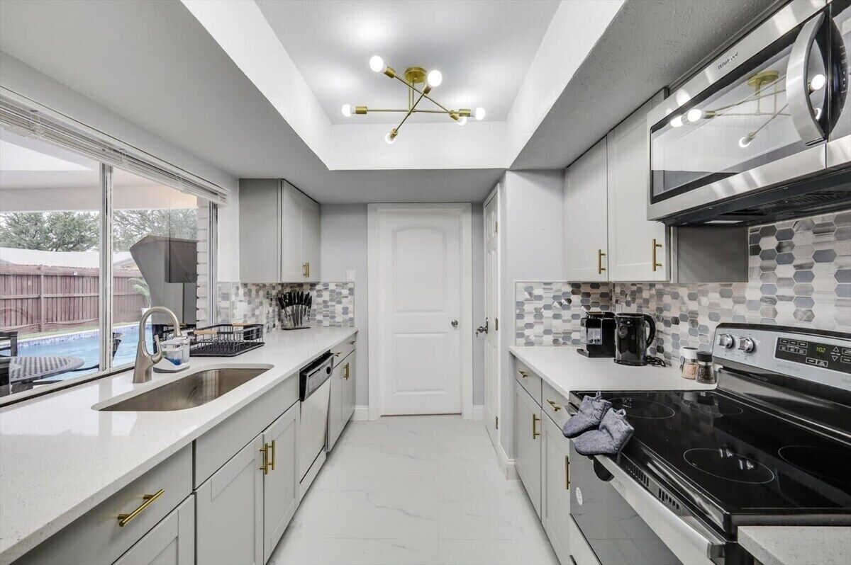 Refrigerador, microondas, horno y parrilla de estufa 