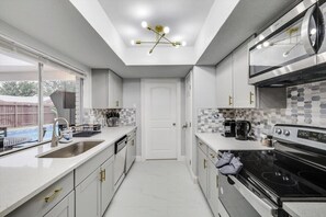 冰箱、微波炉、烤箱、炉灶