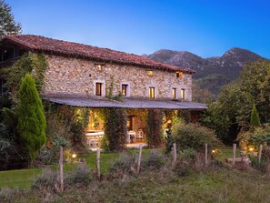 Exterior - Vacation House, full rental for 17 people with Garden, Barbecue and Swimming Pool. (Trucios-Turtzioz)