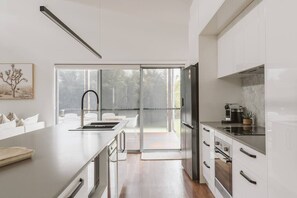 Refrigerador, microondas, horno, placa de cocina