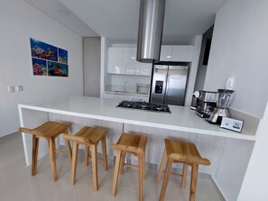 Kühlschrank, Mikrowelle, Ofen, Wasserkocher mit Kaffee-/Teezubehör