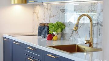 Departamento de diseñador | Cocina privada | Refrigerador, microondas, parrilla de estufa y cafetera y tetera