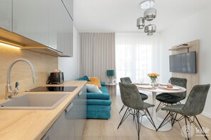 Departamento clásico | Cocina privada | Refrigerador, microondas, parrilla de estufa y cafetera y tetera 