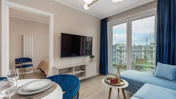 Deluxe Apartment | Hypo-allergenic bedding, iron/ironing board, free WiFi, bed sheets