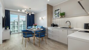 Uma cozinha moderna com área de jantar, uma janela grande e vista para a cidade.