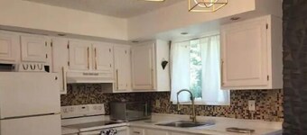 Cozy Poconos Spa Retreat Near Hiking, Lakes & Fall Foliage