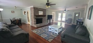 Smart TV, fireplace, video games, DVD player - The Red Hen: Staycation! Swimming, Man Cave, Atari (Richland Hills)