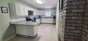 Fridge, microwave, oven, stovetop - The Red Hen: Staycation! Swimming, Man Cave, Atari (Richland Hills)