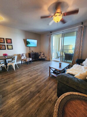 TV - Bring your Pet! Amazing 3rd floor unit! Outstanding Views and Amenities! (Panama City Beach)