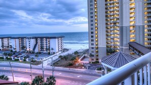 Un hôtel de grande hauteur doté de nombreux balcons donnant sur une plage.
