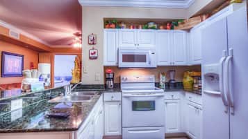 Geladeira, micro-ondas, fogão, cooktop