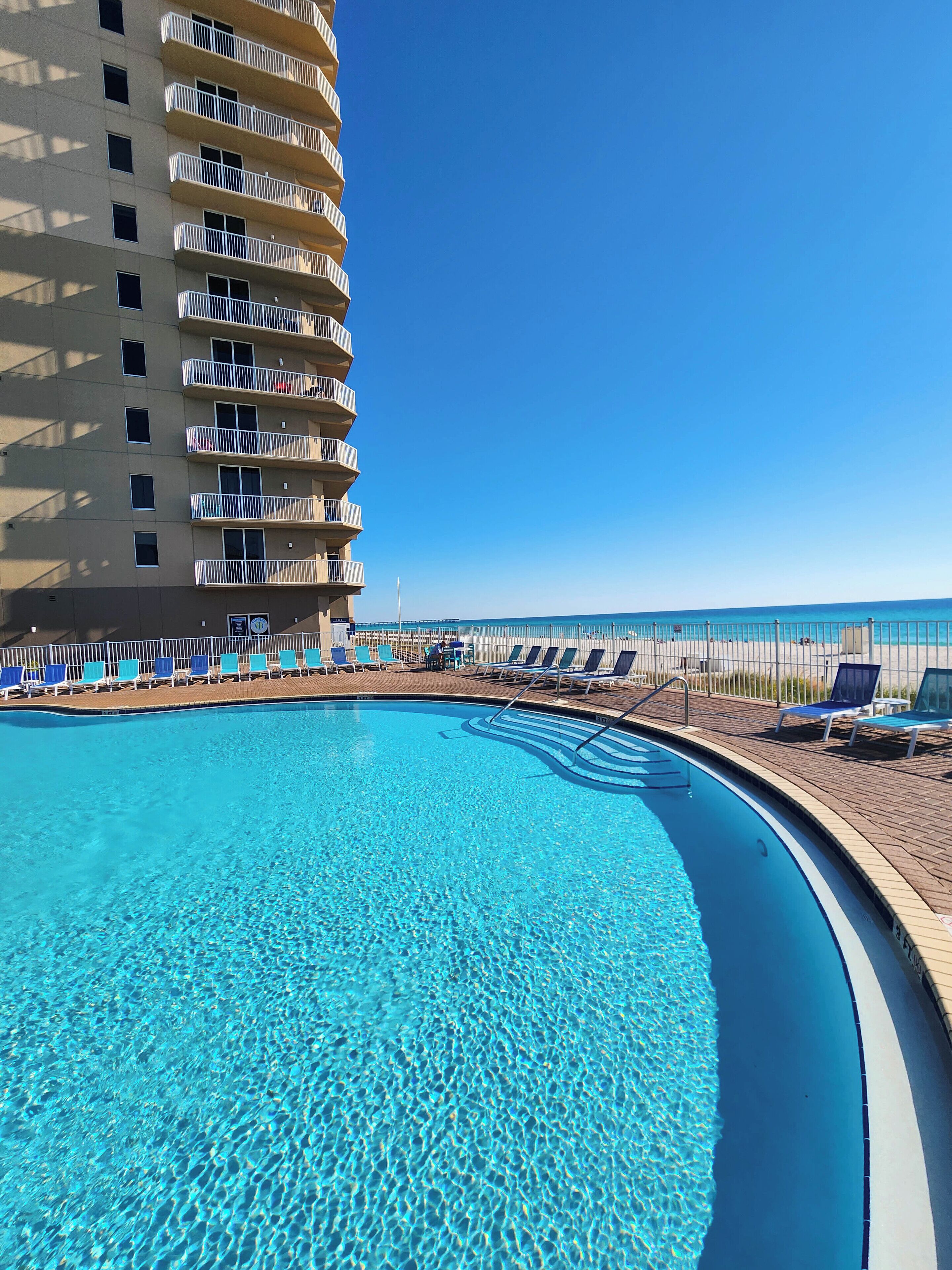 Innendørsbasseng og et oppvarmet basseng