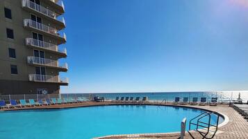 Een binnenzwembad en een verwarmd zwembad